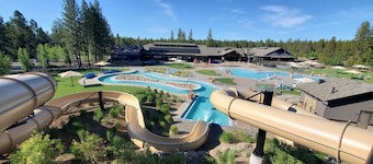 LIVE LODGE LIFE- Upscale decor, sleeps 15, hot tub, bikes, 10x SHARC, amazing!!