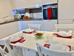 In-room dining - 2-Bedrooms Apartment Lounge (London)