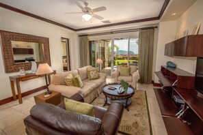 Kondominium Premium, teras, pemandangan laut sebagian | Area keluarga | TV layar datar