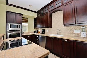 Premium Condo, 2 Bathrooms, Ocean View | Private kitchen | Fridge, microwave, oven, stovetop - Los Suenos Resort Vista Bahia 3A (Jacó)