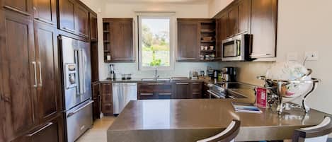 Deluxe Condo, 2 Bathrooms, Ocean View | Private kitchen | Fridge, microwave, oven, stovetop