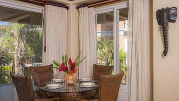 Kondo Deluks, 2 kamar mandi, pemandangan samudra | Makan di kamar