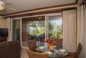 Deluxe Condo, 2 Bathrooms, Ocean View | Dining room