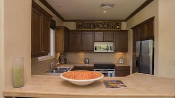 Kondo Deluks, 2 kamar mandi, pemandangan samudra | Dapur pribadi | Lemari es, microwave, oven, dan kompor