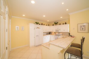 Deluxe Condo, 2 Bathrooms, Garden View | Private kitchen