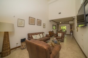 华丽公寓式客房, 双浴室, 花园景观 | 起居区 | 平板电视