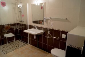 Regadera, secadora de cabello, papel de baño 
