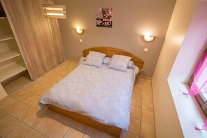 4 bedrooms, iron/ironing board, WiFi, wheelchair access