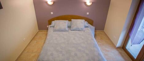 4 bedrooms, iron/ironing board, WiFi, wheelchair access