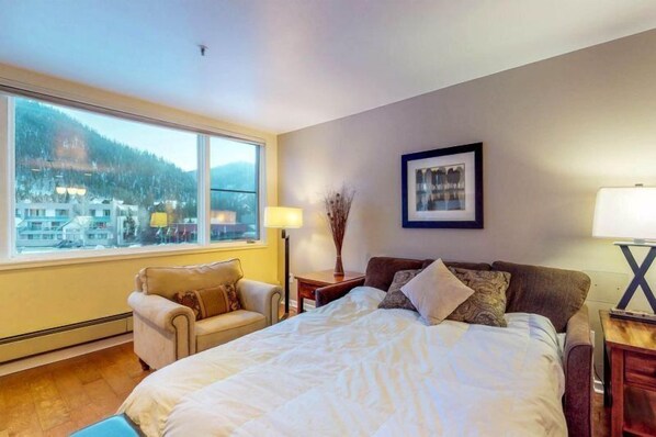 Condo (100-1_Lakeside_Village)