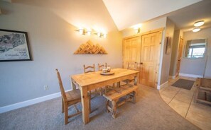 公寓客房 (100-1_Lakeside_Village) | 客廳 | 電視、壁爐、 DVD 播放機