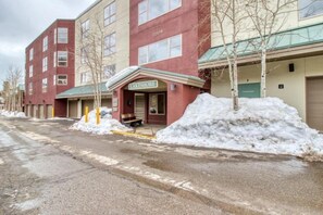 Condo (100-1_Lakeside_Village) | Exterior