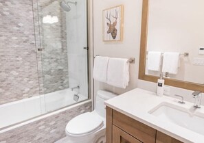 Bathroom - Luxury 3 Bedroom Downtown Aspen Vacation Rental With Amenities Including Heated Pool, Hot Tubs, Game Room and Spa (Aspen)