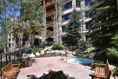 Beaver Creek Elkhorn Lodge 3 Bedroom Residence With Ski in, Ski out Access and a Short Walk to Beaver Creek Village