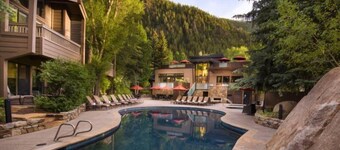 Luxury 1 Bedroom Downtown Aspen Vacation Rental With Access to a Heated Pool, Hot Tubs, Game Room and Spa