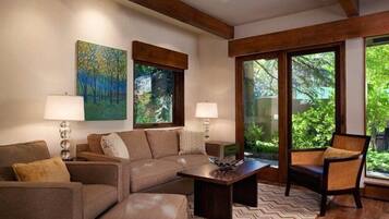 Room (Aspen Gant Platinum 1) | Living room | Flat-screen TV