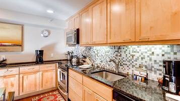Kondominium (Vail Lion Square K Lodge Property) | Dapur pribadi