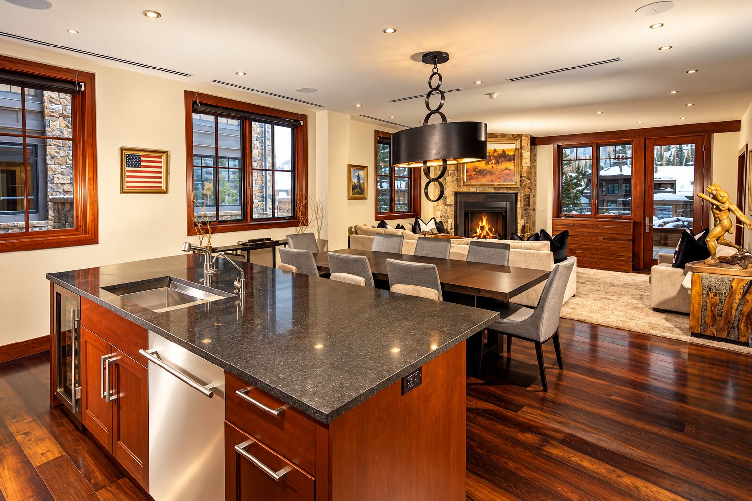 Una cocina amplia con una isla grande, armarios de madera y una pared decorativa de piedra.