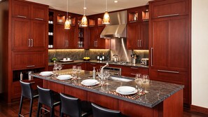 Private kitchen - Platinum Vail Solaris 4 Bedroom Vacation Rental Set at the Base of the Mountain Just Steps From the Gondola (Vail)