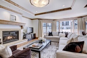 Apartamento (Vail Arrabelle 2 Bedroom) | Sala de estar | Una televisión de pantalla plana