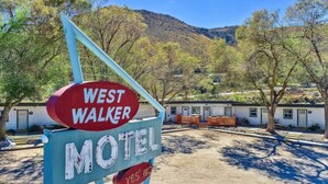 En skylt för ett motell med texten ”WEST WALKER” och ”MOTEL”.