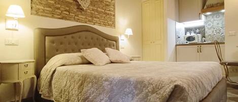 1 غرفة نوم وخزنة داخل الغرفة ومكتب ومكواة/لوح كي