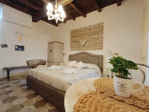 1 chambre, coffre-fort, bureau, fer et planche à repasser