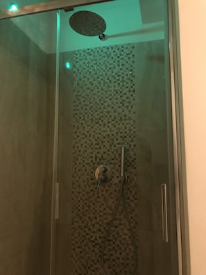 Shower, hair dryer, bidet, towels - Colosseo Sweet Home - Shabby chic style studio just two steps from Colosseum (Roma)