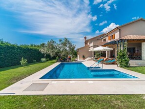 Outdoor pool - Nice and Spacious Villa With Pool and Garden in a Small Village Called Salambati (Svetvincenat)