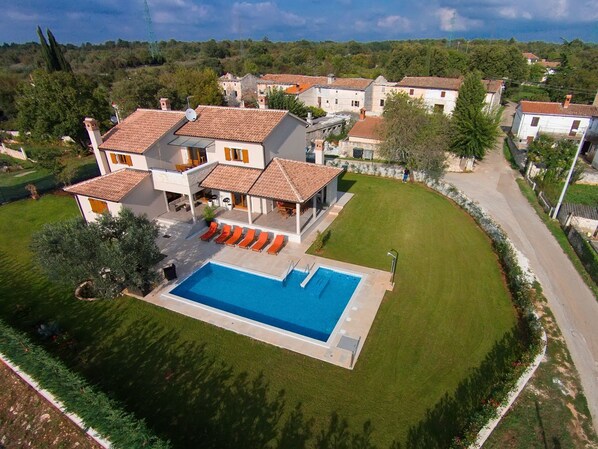 Exterior - Nice and Spacious Villa With Pool and Garden in a Small Village Called Salambati (Svetvincenat)