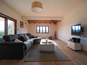 Cottage | Living room | MP3 dock - Nice and Spacious Villa With Pool and Garden in a Small Village Called Salambati (Svetvincenat)