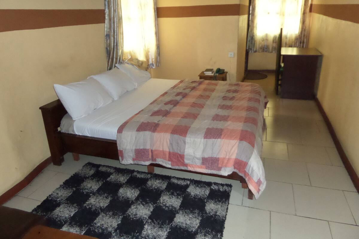 Habitación exclusiva | Escritorio, tabla de planchar con plancha, wifi gratis y ropa de cama