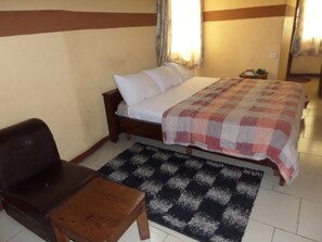 Habitación exclusiva | Escritorio, tabla de planchar con plancha, wifi gratis y ropa de cama 