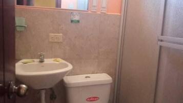 Huone, 1 yhden hengen sÀnky | Kylpyhuone | Suihku, sadesuihkupÀÀ, pyyhkeet, saippua