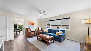 Smart-tv, een open haard, videospelletjes en boeken