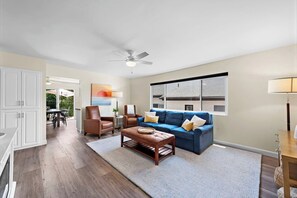 TV connectée, cheminée, jeux vidéo, livres