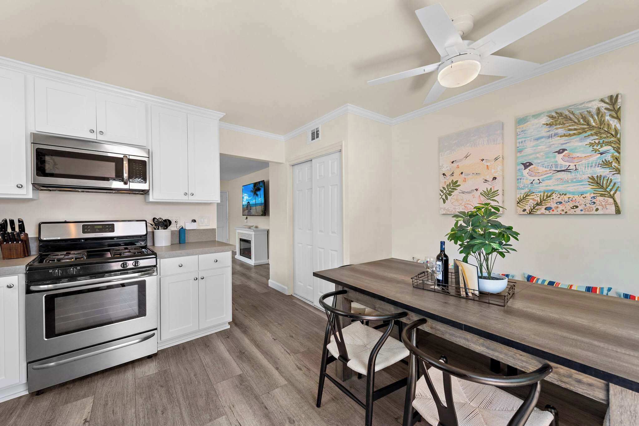 Kjøleskap, mikrobølgeovn, ovn og kokeplater