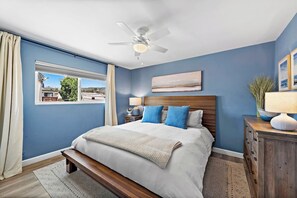 2 Schlafzimmer, Schreibtisch, Bügeleisen/Bügelbrett, Reisekinderbett