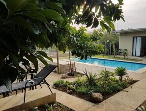 Outdoor pool - Veki's Town Lodge (Mbabane)