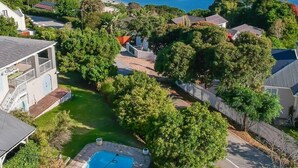 Outdoor pool, pool loungers - Corner House (Knysna)
