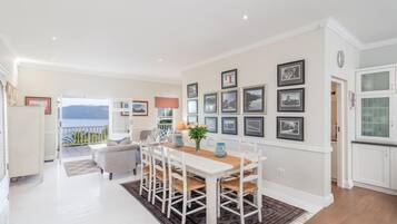 Phòng Suite Tiêu chuẩn, 3 phòng ngủ | Khu vực ăn uống tại phòng