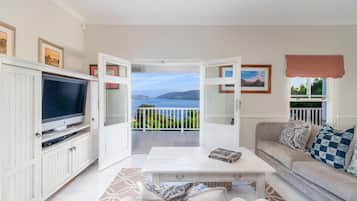 Phòng Suite Tiêu chuẩn, 3 phòng ngủ | Khu phòng khách | TV màn hình phẳng