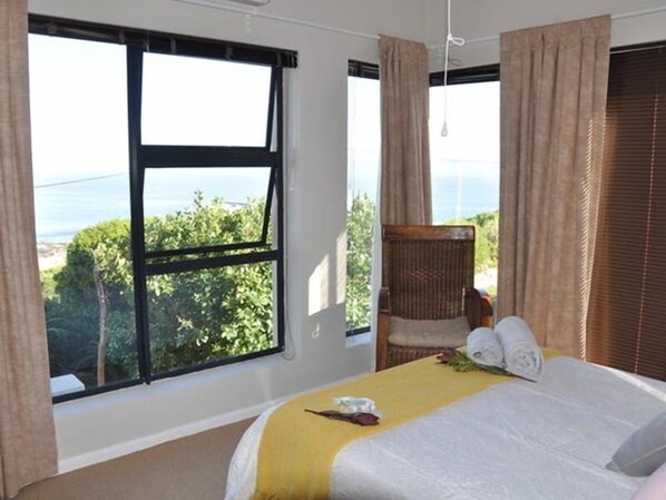 Standard Room | In-room safe, individually decorated, individually furnished, free WiFi - Zeezicht Guest House (Gansbaai)