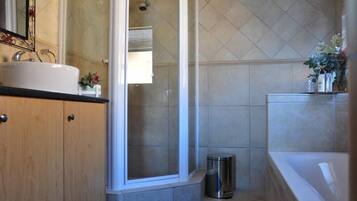 Luxury Room | Bathroom | Shower, free toiletries, hair dryer, towels