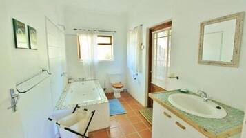 Combined shower/tub, towels