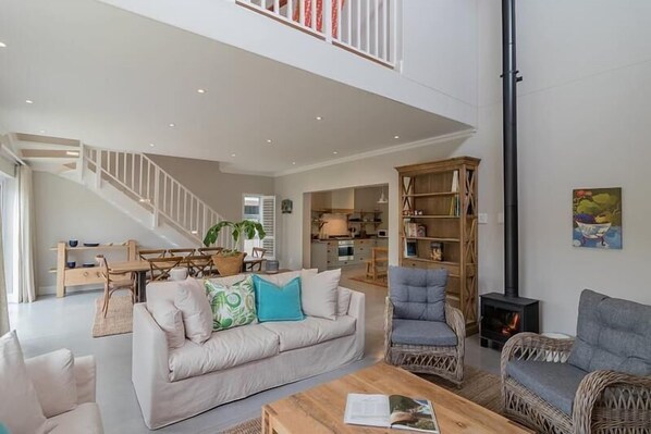 Comfort Cottage, 3 Bedrooms | Living room