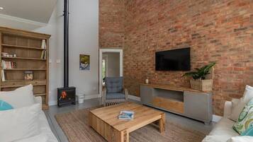 Comfort Cottage, 3 Bedrooms | Living room | Flat-screen TV, Netflix, streaming services