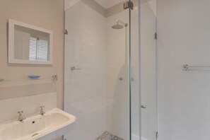 Comfort Cottage, 3 Bedrooms | Bathroom