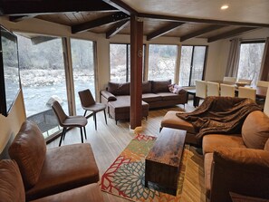 Smart-TV, musikkbibliotek og stereoanlegg