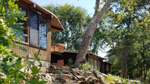 A modern wooden house with a balcony, surrounded by large rocks and trees. - Relax Swim and BBQ at Sierra River House (Three rivers)